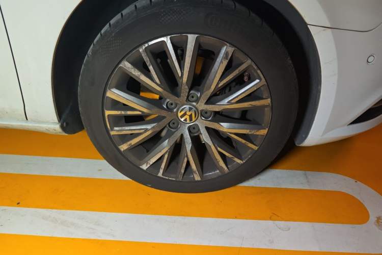 Used Volkswagen FAW-Volkswagen CC 2013 2.0 TSI Ultimate Model Right Front Wheel Hub