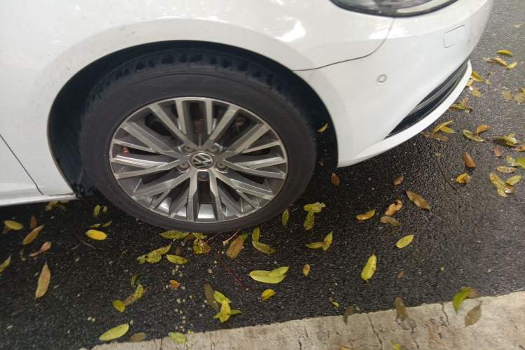 Used Volkswagen FAW-Volkswagen CC 2013 2.0 TSI Ultimate Model Right Front Wheel Hub