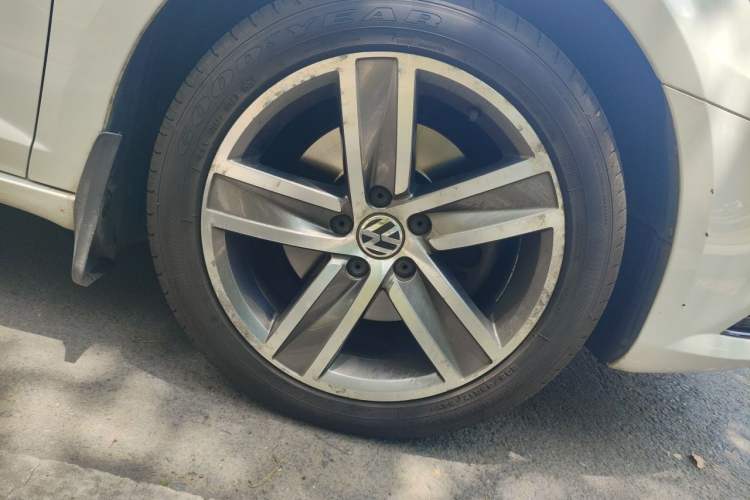 Used Volkswagen FAW-Volkswagen CC 2013 1.8TSI Luxury Model Right Front Wheel Hub