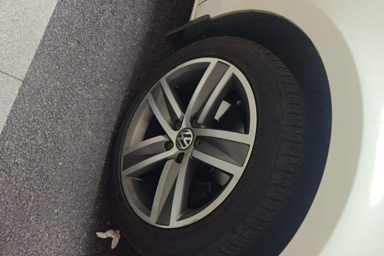 Used Volkswagen FAW-Volkswagen CC 2013 1.8TSI Luxury Model Right Front Wheel Hub