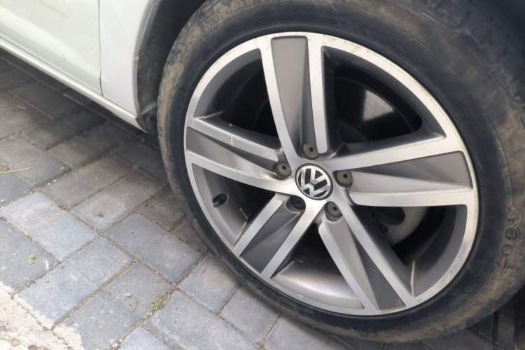 Used Volkswagen FAW-Volkswagen CC 2013 1.8TSI Luxury Model Right Front Wheel Hub