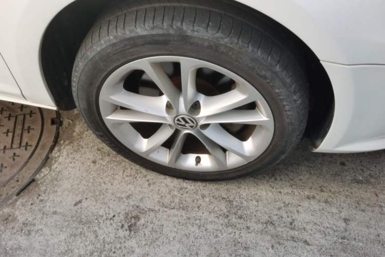 Used Volkswagen FAW-Volkswagen CC 2013 2.0 TSI Luxury Model Right Front Wheel Hub