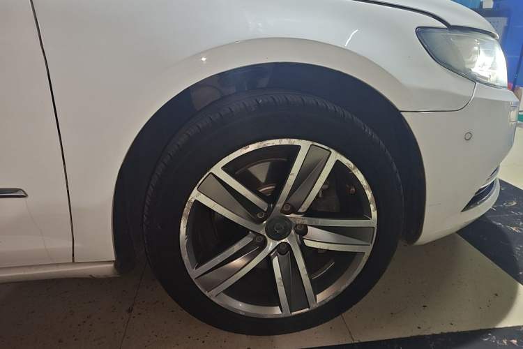 Used Volkswagen FAW-Volkswagen CC 2013 2.0 TSI Luxury Model Right Front Wheel Hub
