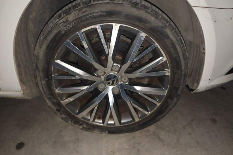 Used Volkswagen FAW-Volkswagen CC 2013 2.0 TSI Luxury Model Right Front Wheel Hub