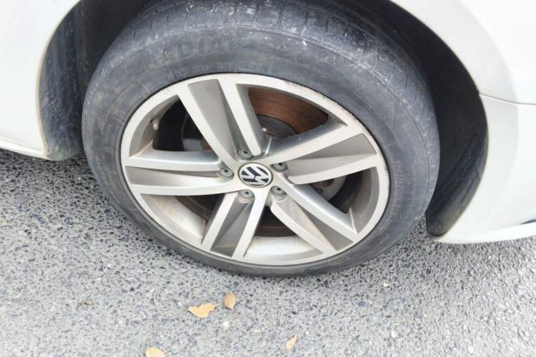 Used Volkswagen FAW-Volkswagen CC 2013 2.0 TSI Luxury Model Right Front Wheel Hub