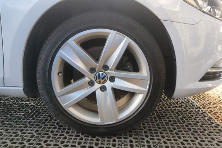 Used Volkswagen FAW-Volkswagen CC 2013 1.8TSI Prestige Model Right Front Wheel Hub
