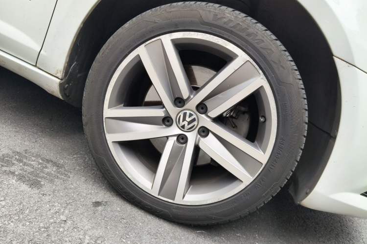 Used Volkswagen FAW-Volkswagen CC 2013 2.0 TSI Luxury Model Right Front Wheel Hub
