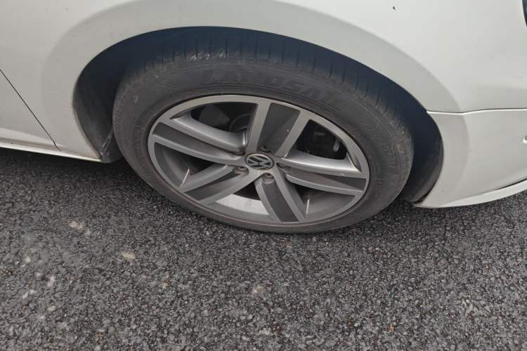 Used Volkswagen FAW-Volkswagen CC 2013 2.0 TSI Luxury Model Right Front Wheel Hub