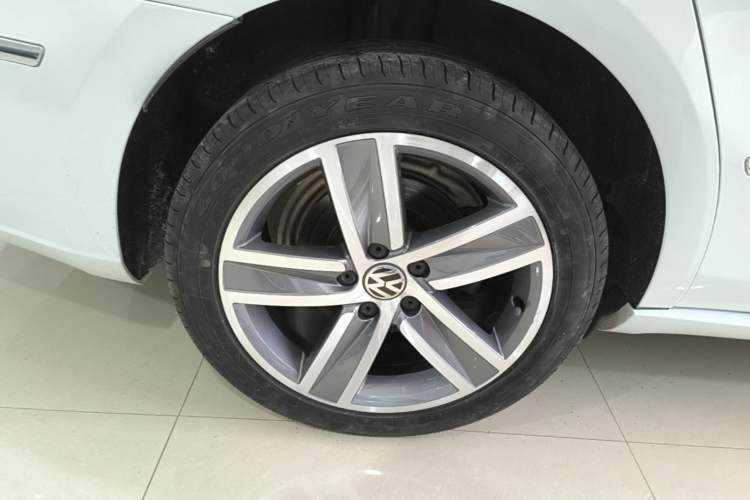 Used Volkswagen FAW-Volkswagen CC 2013 1.8TSI Luxury Model Right Rear Wheel Hub