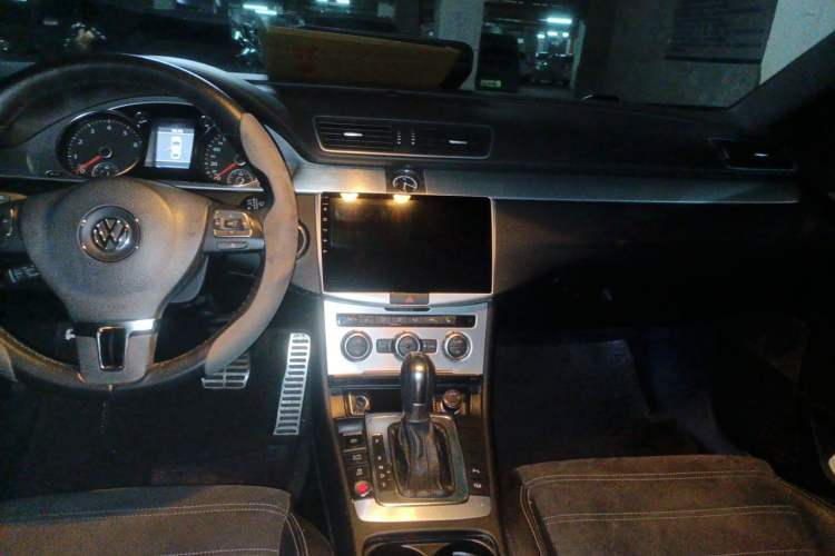 Used Volkswagen FAW-Volkswagen CC 2013 1.8TSI Luxury Model Center Console