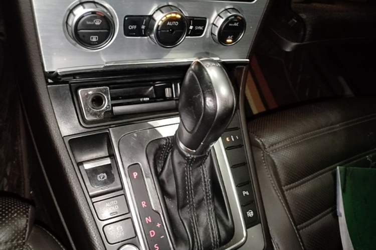 Used Volkswagen FAW-Volkswagen CC 2013 2.0 TSI Luxury Model Gear Lever