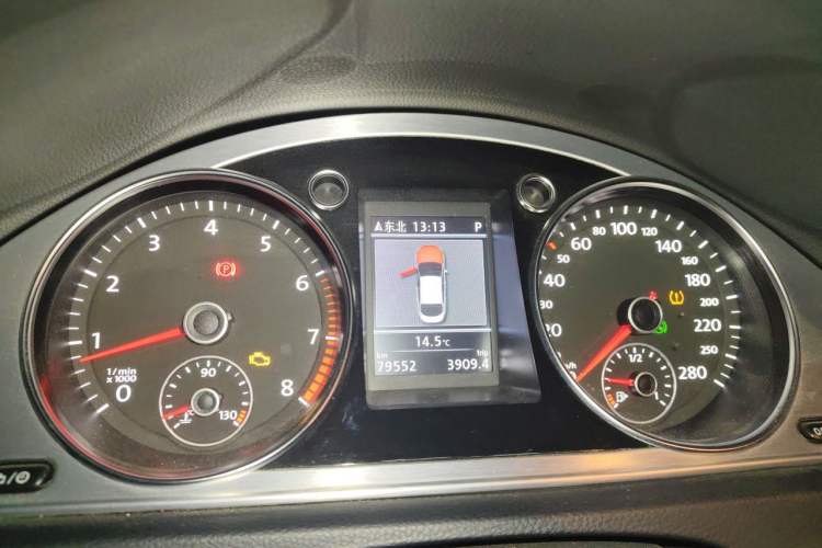 Used Volkswagen FAW-Volkswagen CC 2013 1.8TSI Luxury Model Odometer Close Up
