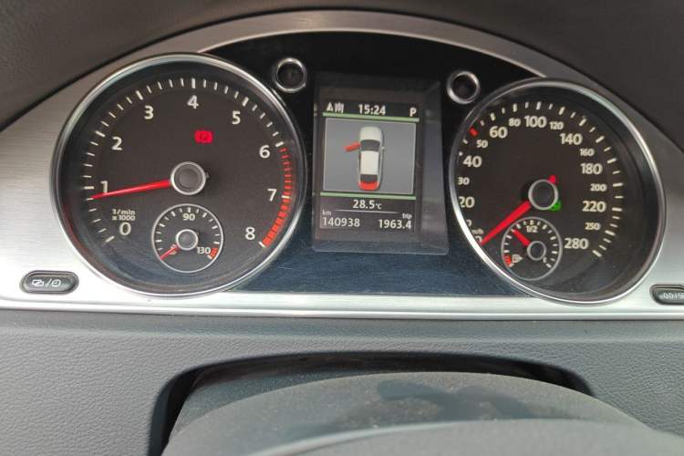 Used Volkswagen FAW-Volkswagen CC 2013 1.8TSI Luxury Model Odometer Close Up