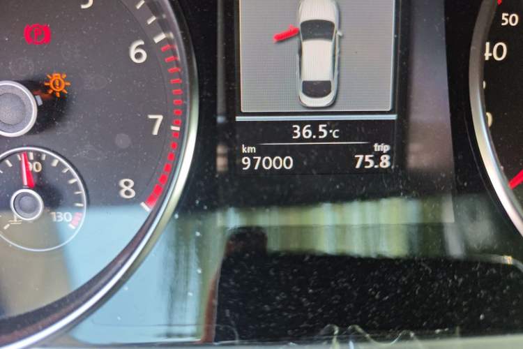 Used Volkswagen FAW-Volkswagen CC 2013 1.8TSI Luxury Model Odometer Close Up