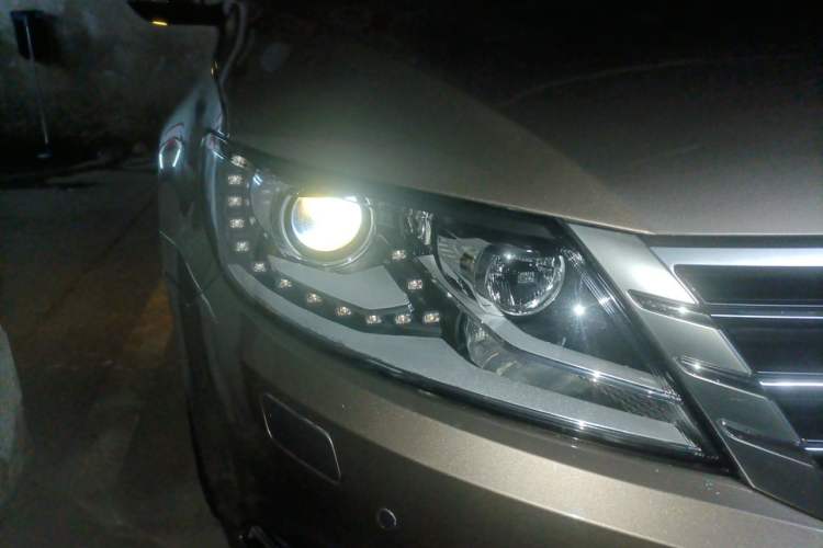 Used Volkswagen FAW-Volkswagen CC 2013 1.8TSI Luxury Model Right Front Headlight
