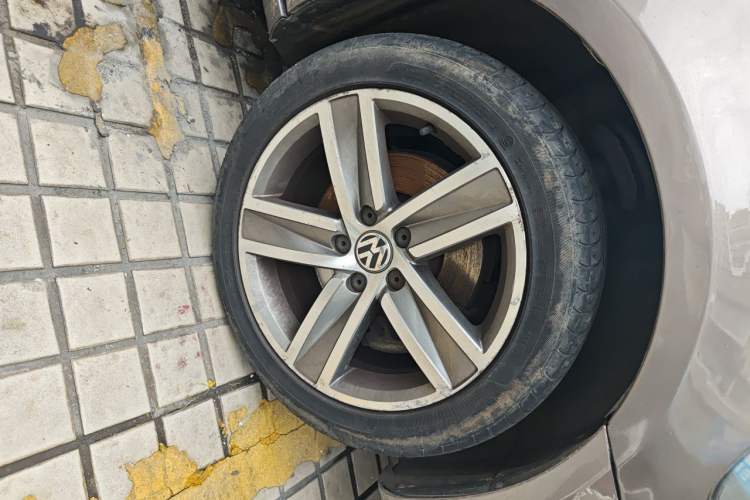 Used Volkswagen FAW-Volkswagen CC 2013 2.0 TSI Luxury Model Right Front Wheel Hub