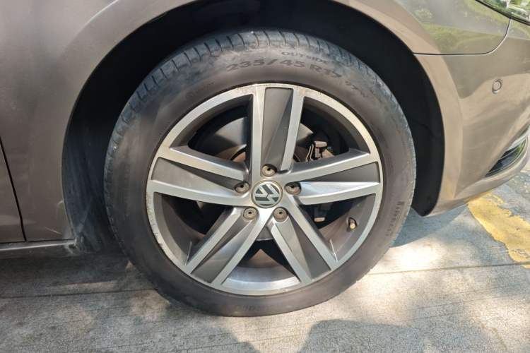 Used Volkswagen FAW-Volkswagen CC 2013 1.8TSI Luxury Model Right Front Wheel Hub