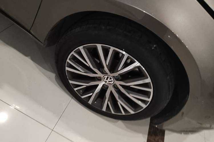Used Volkswagen FAW-Volkswagen CC 2013 2.0 TSI Luxury Model Right Front Wheel Hub