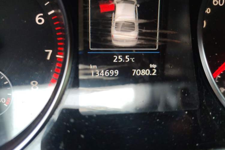 Used Volkswagen FAW-Volkswagen CC 2015 1.8TSI Luxury Model Odometer Close Up