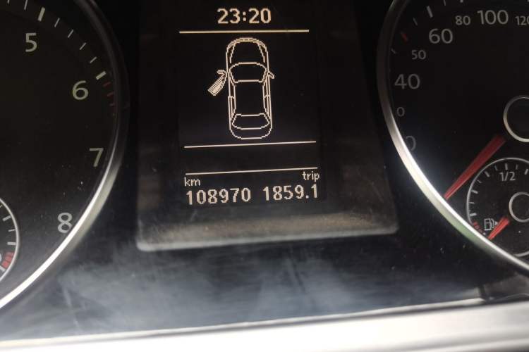 Used Volkswagen FAW-Volkswagen CC 2015 1.8TSI Prestige Model Odometer Close Up