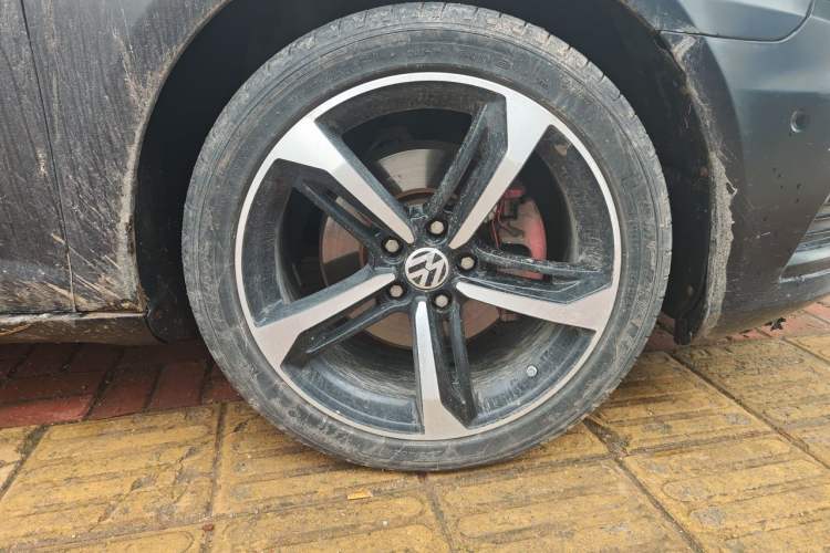 Used Volkswagen FAW-Volkswagen CC 2015 2.0 TSI Luxury Model Right Front Wheel Hub