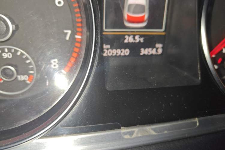 Used Volkswagen FAW-Volkswagen CC 2015 1.8TSI Luxury Model Odometer Close Up
