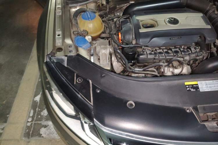 Used Volkswagen FAW-Volkswagen CC 2015 1.8TSI Luxury Model Engine Bay Right