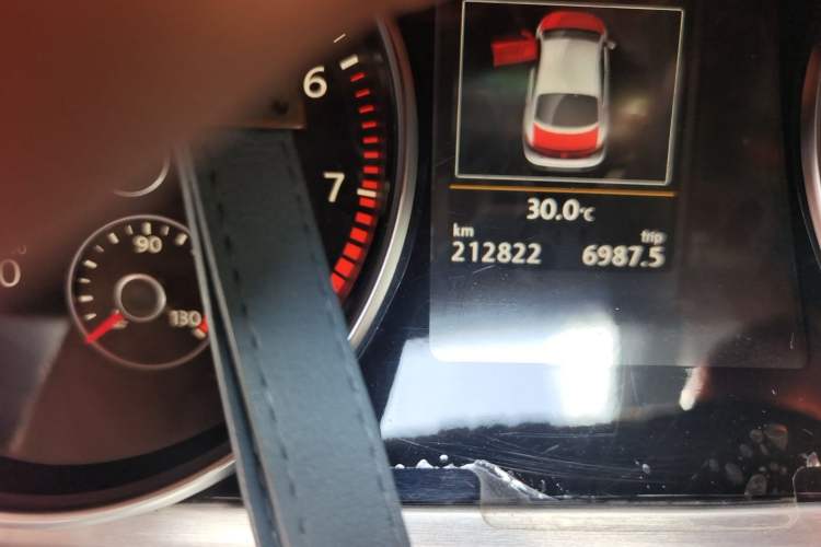 Used Volkswagen FAW-Volkswagen CC 2015 2.0 TSI Luxury Model Odometer Close Up