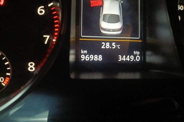Used Volkswagen FAW-Volkswagen CC 2015 1.8TSI Luxury Model Odometer Close Up