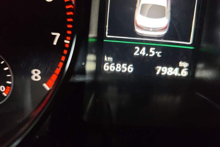 Used Volkswagen FAW-Volkswagen CC 2015 1.8TSI Luxury Model Odometer Close Up