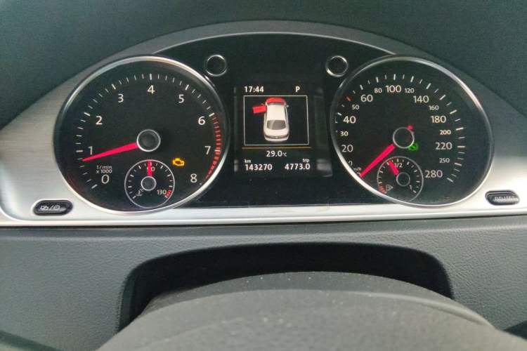 Used Volkswagen FAW-Volkswagen CC 2015 1.8TSI Luxury Model Odometer Close Up