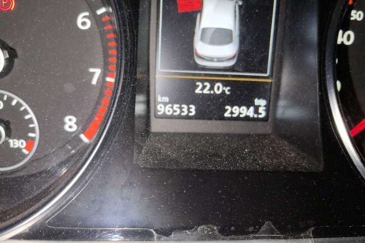 Used Volkswagen FAW-Volkswagen CC 2015 1.8TSI Luxury Model Odometer Close Up