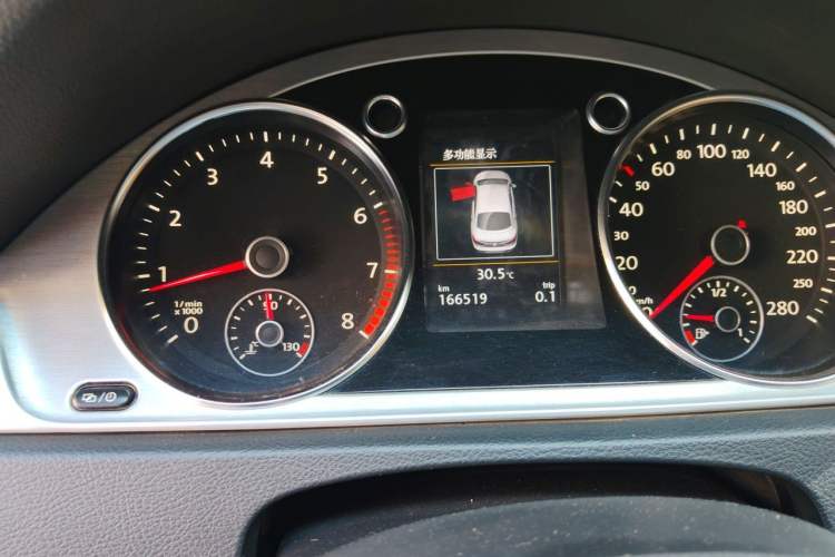 Used Volkswagen FAW-Volkswagen CC 2015 1.8TSI Luxury Model Odometer Close Up