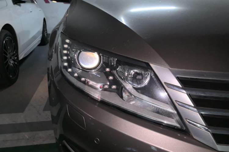 Used Volkswagen FAW-Volkswagen CC 2015 1.8TSI Luxury Model Right Front Headlight