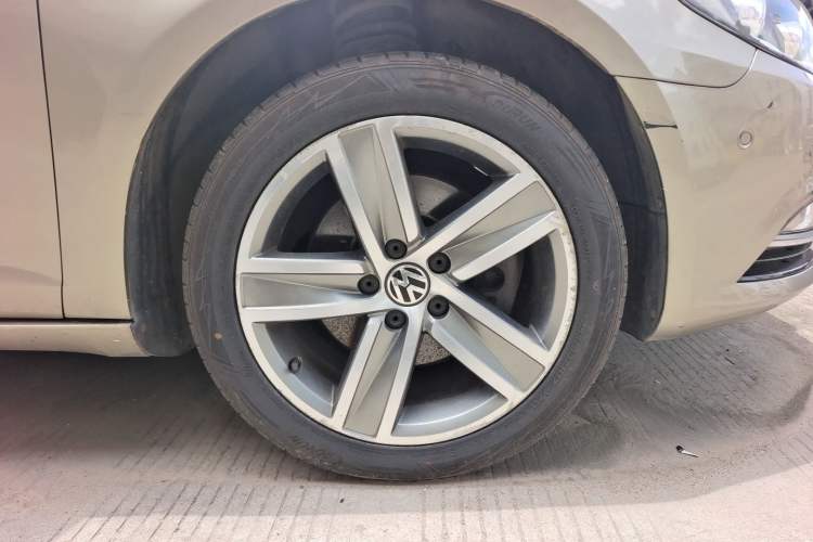 Used Volkswagen FAW-Volkswagen CC 2015 2.0 TSI Luxury Model Right Front Wheel Hub
