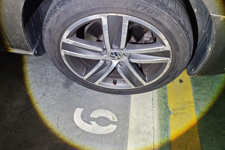 Used Volkswagen FAW-Volkswagen CC 2015 1.8TSI Luxury Model Right Front Wheel Hub