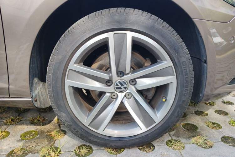 Used Volkswagen FAW-Volkswagen CC 2015 1.8TSI Luxury Model Right Front Wheel Hub
