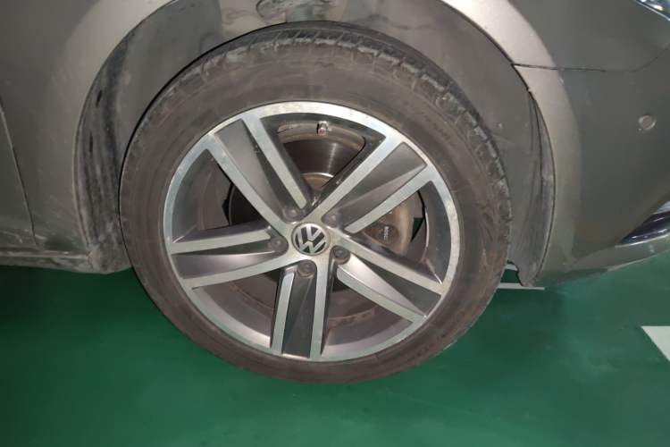 Used Volkswagen FAW-Volkswagen CC 2015 1.8TSI Luxury Model Right Front Wheel Hub