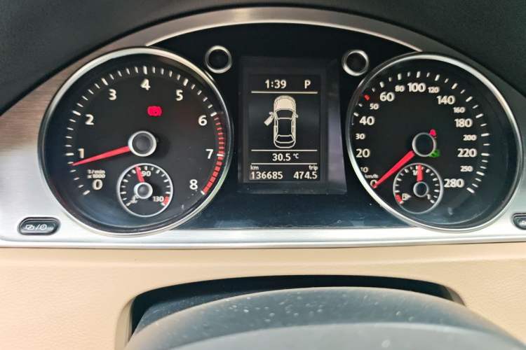 Used Volkswagen FAW-Volkswagen CC 2015 1.8TSI Luxury Model Odometer Close Up