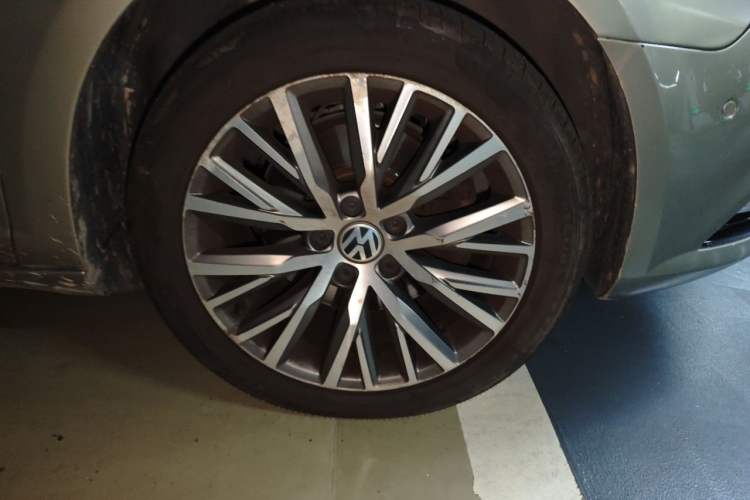Used Volkswagen FAW-Volkswagen CC 2015 2.0 TSI Luxury Model Right Front Wheel Hub
