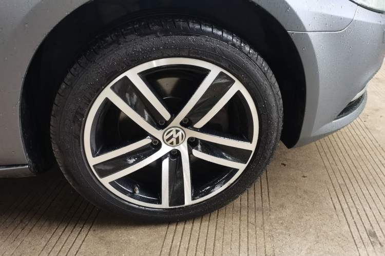 Used Volkswagen FAW-Volkswagen CC 2015 2.0 TSI Luxury Model Right Front Wheel Hub