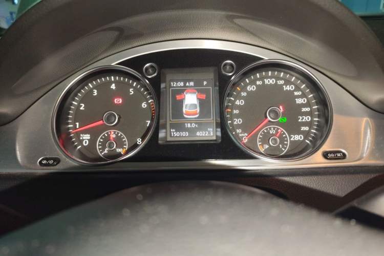 Used Volkswagen FAW-Volkswagen CC 2015 1.8TSI Luxury Model Odometer Close Up