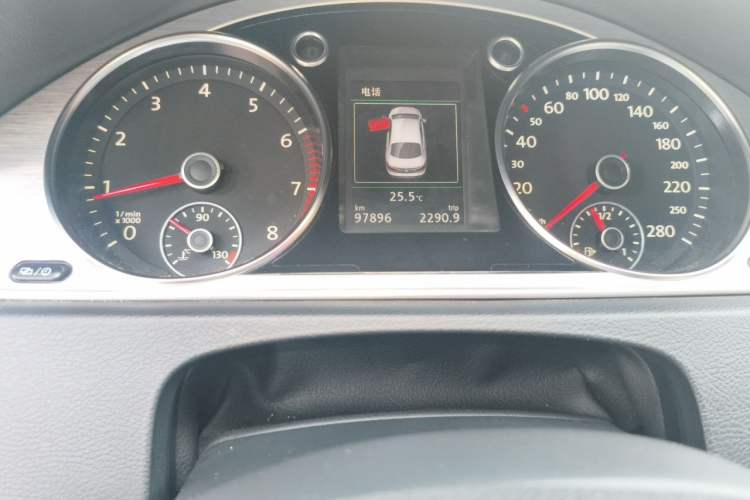 Used Volkswagen FAW-Volkswagen CC 2015 1.8TSI Luxury Model Odometer Close Up