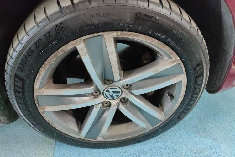 Used Volkswagen FAW-Volkswagen CC 2015 2.0 TSI Luxury Model Right Front Wheel Hub