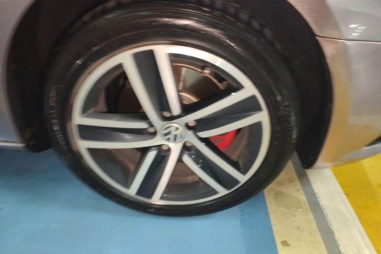 Used Volkswagen FAW-Volkswagen CC 2015 1.8TSI Luxury Model Right Front Wheel Hub