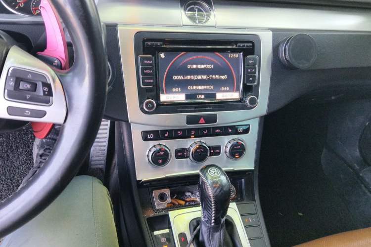 Used Volkswagen FAW-Volkswagen CC 2015 2.0 TSI Ultimate Model Audio And AC Panel