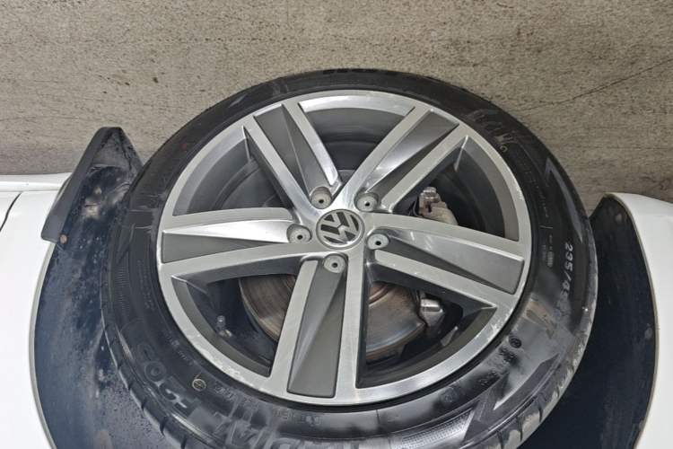 Used Volkswagen FAW-Volkswagen CC 2015 2.0 TSI Luxury Model Left Front Wheel Hub