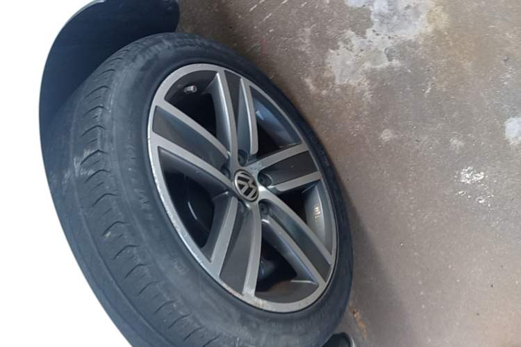 Used Volkswagen FAW-Volkswagen CC 2015 2.0 TSI Luxury Model Left Front Wheel Hub