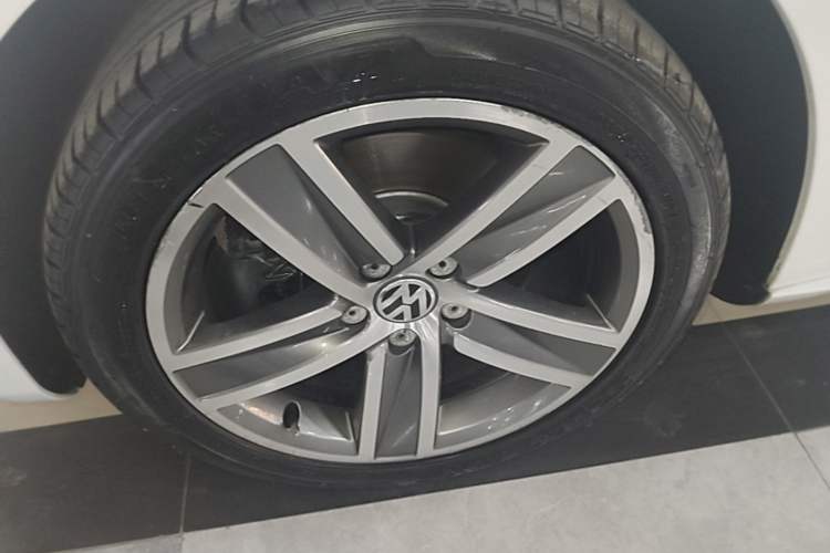 Used Volkswagen FAW-Volkswagen CC 2015 2.0 TSI Luxury Model Left Front Wheel Hub