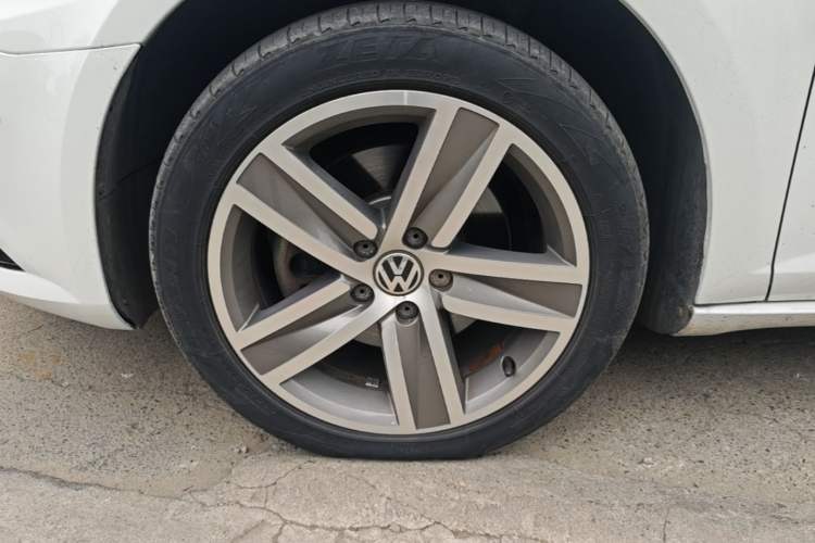 Used Volkswagen FAW-Volkswagen CC 2015 2.0 TSI Luxury Model Left Front Wheel Hub